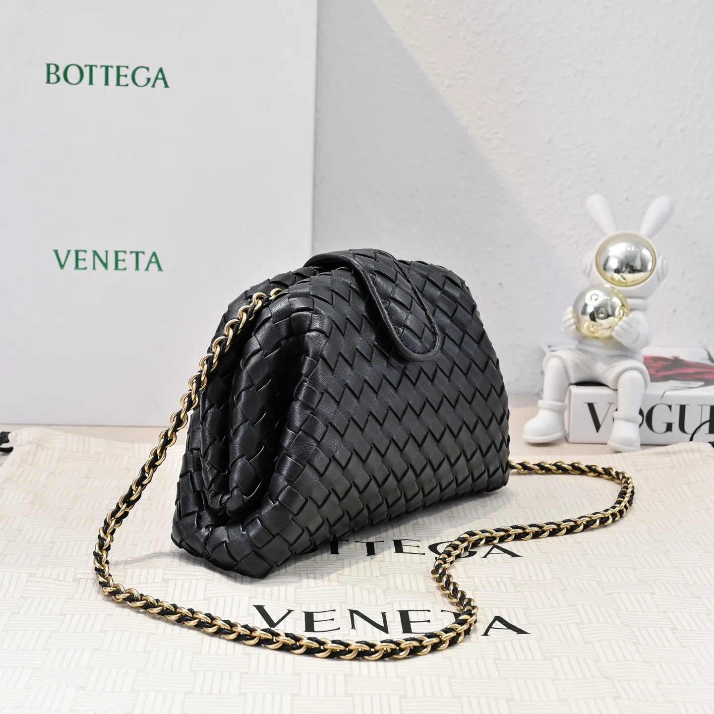 Batch 1880 BOTTEGA VENETA LAUREN 1980 small clutch bag is new! The small size that many people are squatting on is finally here. The self-adjustable zipper is a highlight of this bag. After being removed, it can be used as a handbag for important occasions. One bag unlocks two carrying methods at the same time. It is practical and has a unique sense of structure and beautiful lines. It is more elegant than a small cloud. It is a tribute to the classics and the pursuit of modernity. Style number: 4038 Size: 27*15*8cm